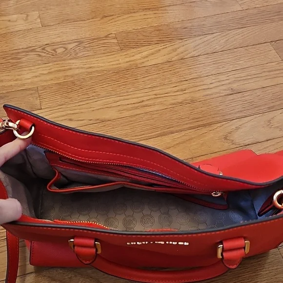 Michael Kors Medium Selma Bag - Picture 12 of 16